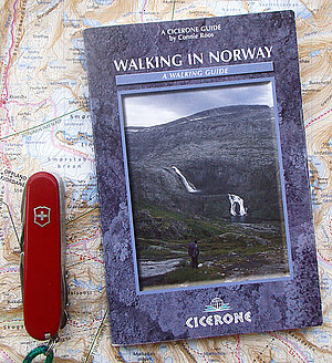 Walking in Norway, escrito por Connie Roos e publicado pela editora inglesa Cicerone.